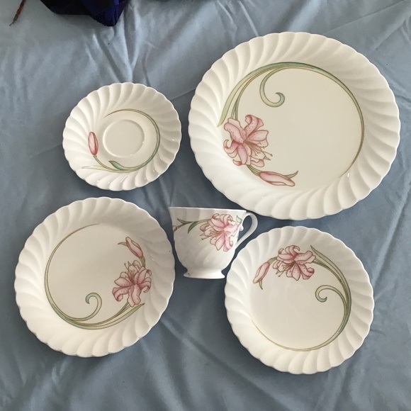 Vintage NIKKO Fine Bone China Rhubrum Lily Dinnerware 5 Piece Place Setting - Picture 2 of 16